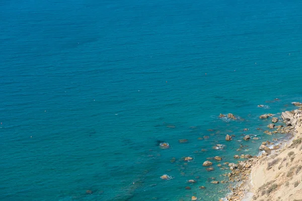 Θέα στη θάλασσα και την ακτογραμμή από βραχώδη ύψος — Φωτογραφία Αρχείου