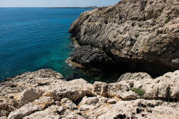 Kıbrıs'ta kayalık sahil şeridi — Stok fotoğraf