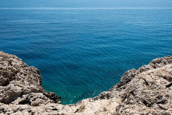 多岩石的海岸线，在塞浦路斯 — 图库照片