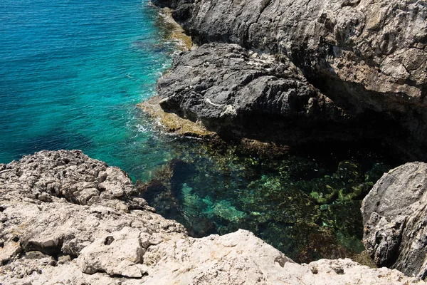 Skaliste wybrzeże na Cyprze — Zdjęcie stockowe