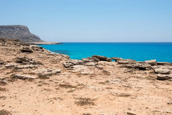 Скелястому морському узбережжі на Кіпрі — стокове фото