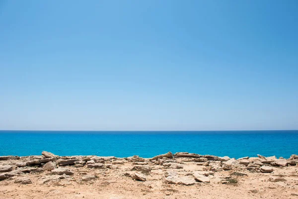 Βραχώδης θαλάσσια ακτή στην Κύπρο — Φωτογραφία Αρχείου