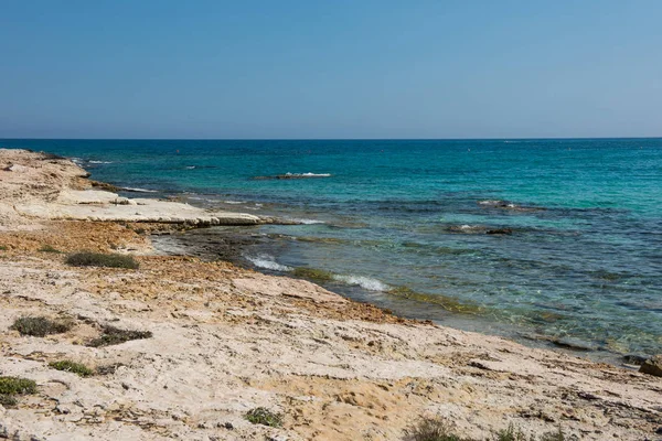 Βραχώδης θαλάσσια ακτή στην Κύπρο — Φωτογραφία Αρχείου