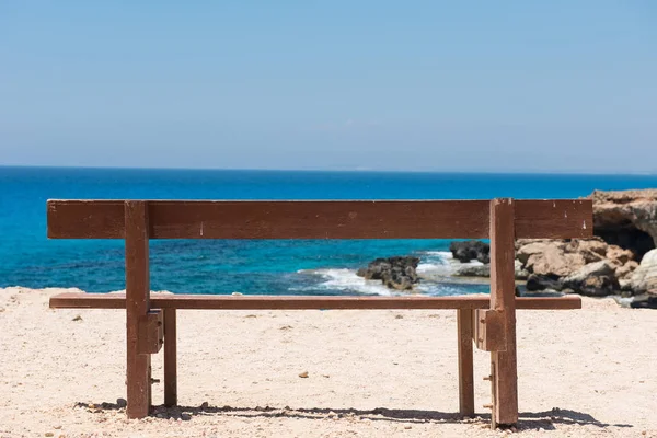 Banco vazio de madeira com uma majestosa vista para o mar — Fotografia de Stock