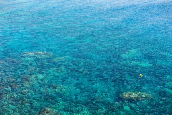 Smaragdově zelené, modré moře vody pozadí. Vodní vlny — Stock fotografie