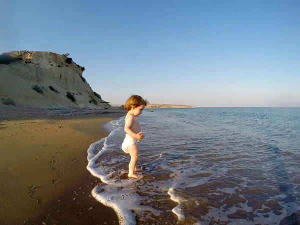 蹒跚学步的婴儿在沙滩上玩 — 图库照片
