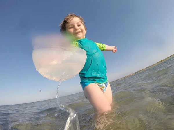 Toddler dziecko bawiące się płytkiego morza — Zdjęcie stockowe