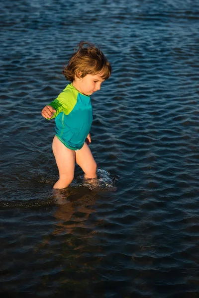 Toddler dziecko bawiące się płytkiego morza — Zdjęcie stockowe