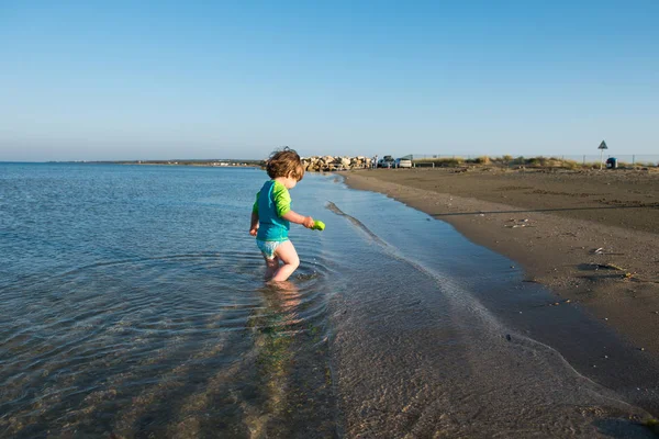 Toddler dziecko bawiące się płytkiego morza — Zdjęcie stockowe