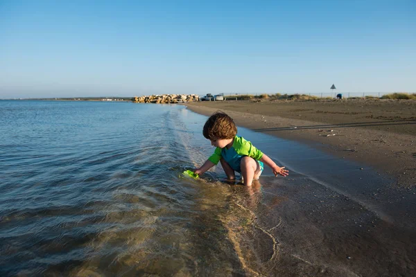 Toddler dziecko bawiące się płytkiego morza — Zdjęcie stockowe