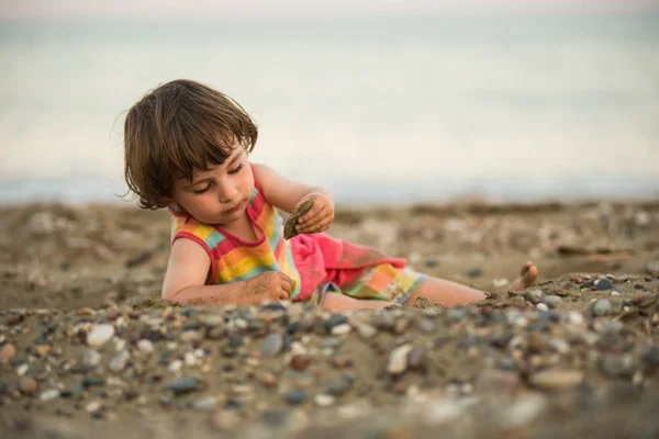 Toddler dziecko bawiące się na plaży — Zdjęcie stockowe