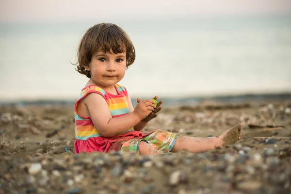 Bir kumsalda oynarken toddler bebek — Stok fotoğraf