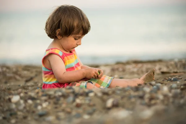 Toddler dziecko bawiące się na plaży — Zdjęcie stockowe