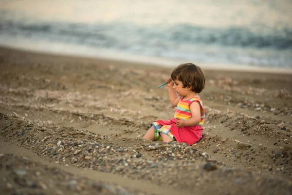 Bir kumsalda oynarken toddler bebek 