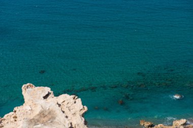 Kayalık bir yükseklik deniz ve kıyı şeridi görünümünden
