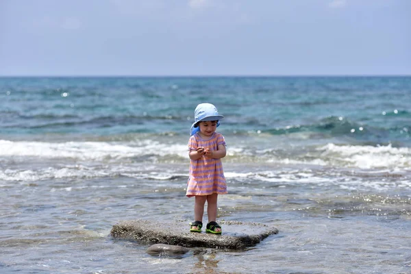 蹒跚学步婴儿玩和在海水开心 — 图库照片