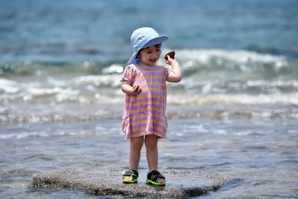 Toddler dziecko gry i zabawy w wodzie morskiej — Zdjęcie stockowe