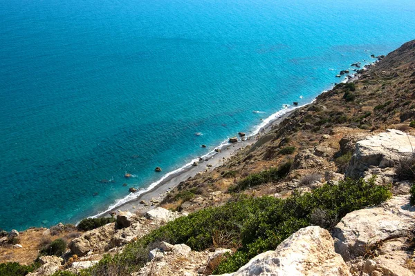 Vista mar e litoral a partir de uma altura rochosa — Fotografia de Stock