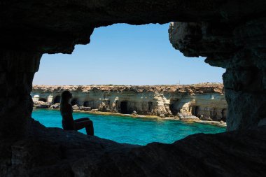 Bir deniz mağarada poz seksi sarışın kadın