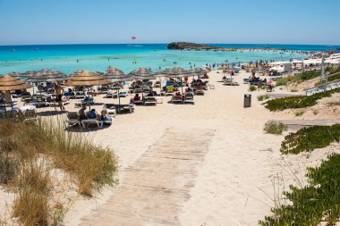 Nissi beach resort. Beyaz kum ve kristal açık deniz suyu. Cypr
