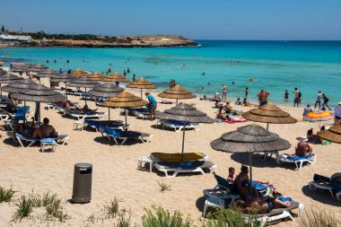 Nissi beach resort. Beyaz kum ve kristal açık deniz suyu. Cypr