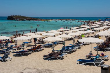 Nissi beach resort. Beyaz kum ve kristal açık deniz suyu. Cypr