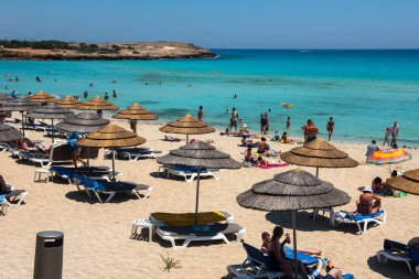Nissi beach resort. Beyaz kum ve kristal açık deniz suyu. Cypr