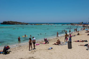 Nissi beach resort. Beyaz kum ve kristal açık deniz suyu. Cypr