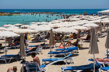 Nissi beach resort. Beyaz kum ve kristal açık deniz suyu. Cypr