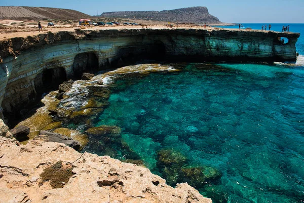 Turystów odwiedzających jaskinie morskie, Ayia Napa, Cypr — Zdjęcie stockowe