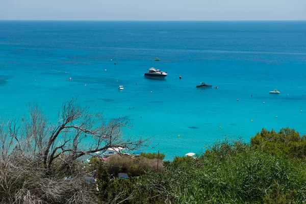 Anclaje de yate en la bahía de Konnos, Chipre —  Fotos de Stock