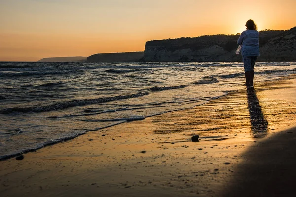 Dwie kobiety i podziwiając zachód słońca na plaży — Zdjęcie stockowe