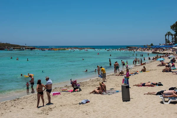 Nissi Beach Resort. Areia branca e água cristalina do mar. Cypr — Fotografia de Stock
