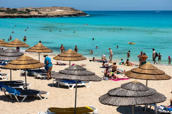 Nissi Beach Resort. Areia branca e água cristalina do mar. Cypr — Fotografia de Stock