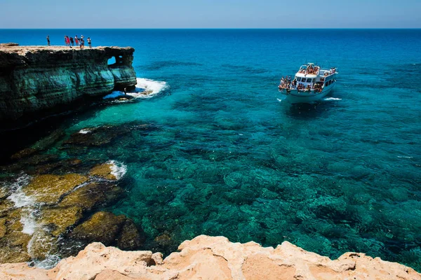 Touristes visitant les grottes marines d'Ayia Napa, Chypre — Photo