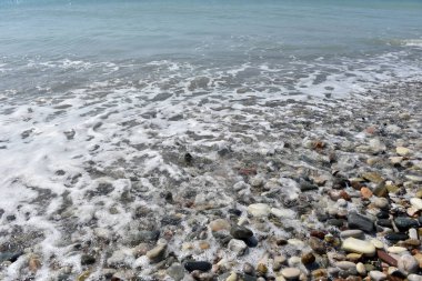 Çakıl taşları yaklaşan dalgalar deniz 