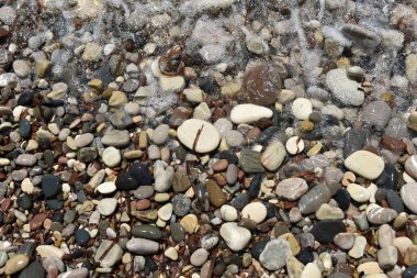 Çakıl taşları yaklaşan dalgalar deniz 