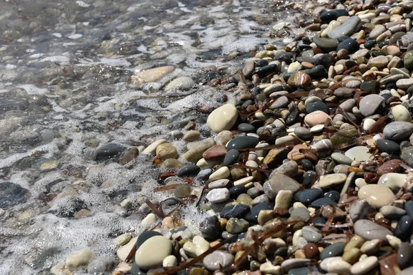 Ondas do mar se aproximando pedras de seixos — Fotografia de Stock