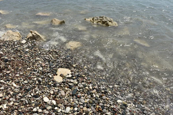 Морські хвилі наближаються до галькових каменів — стокове фото