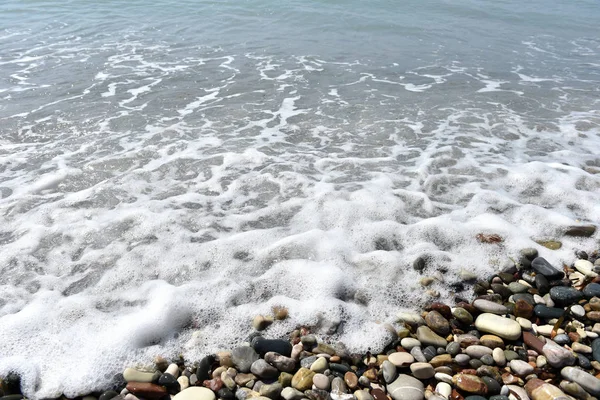 Mořské vlny se blíží oblázkové kameny — Stock fotografie
