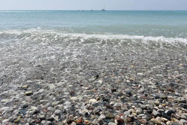 Ondas do mar se aproximando pedras de seixos — Fotografia de Stock