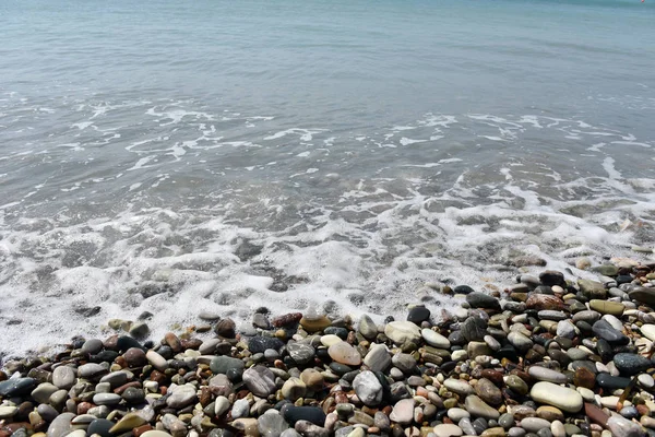 Ondas do mar se aproximando pedras de seixos — Fotografia de Stock