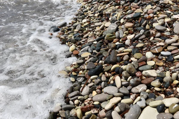 Ondas do mar se aproximando pedras de seixos — Fotografia de Stock