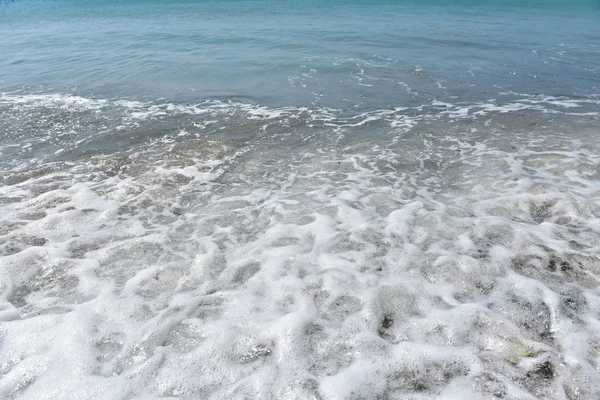 Ondas do mar se aproximando pedras de seixos — Fotografia de Stock
