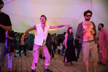 Bir çadırda parti insanlar