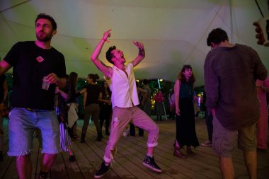 Bir çadırda parti insanlar