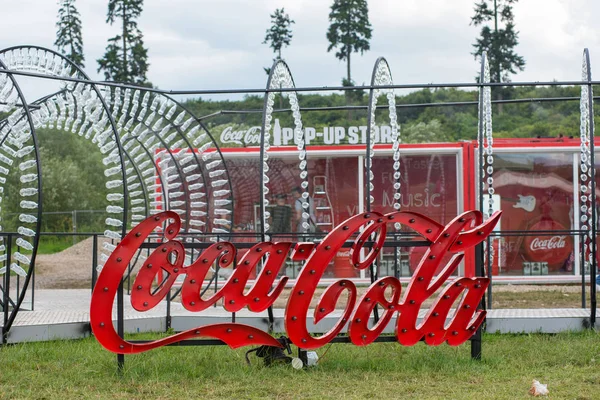 Las botellas vacías de Coca Cola están dispuestas en una forma — Foto de Stock