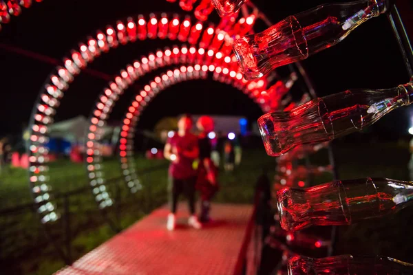 Boş Coca Cola şişeleri düzenlenmiş ve kırmızı li ile aydınlatılan — Stok fotoğraf