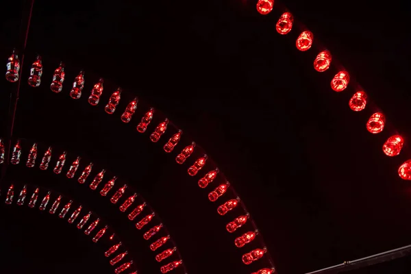 Üres Coca Cola palackok rendezett, és a megvilágított piros li — Stock Fotó