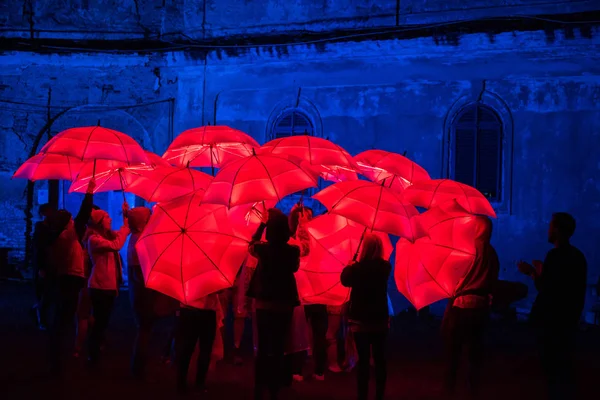 Czerwony parasol oświetlone przez lampy led w nocy — Zdjęcie stockowe